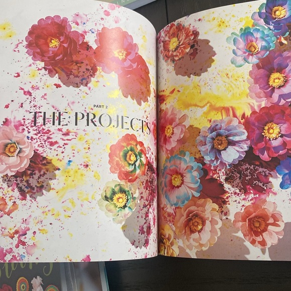 The exquisite book of paper flower transformations by artist Livia Cetti - Picture 8 of 9